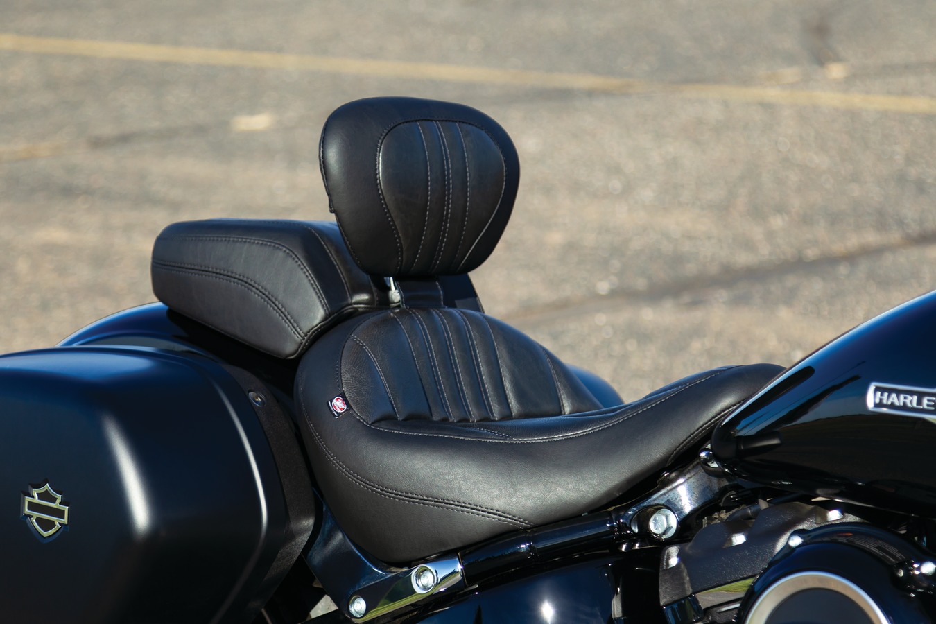 Mustang Dagger Stitch Rear Seat for Mustang Solo//Backrest 2018-19 Harley Softail