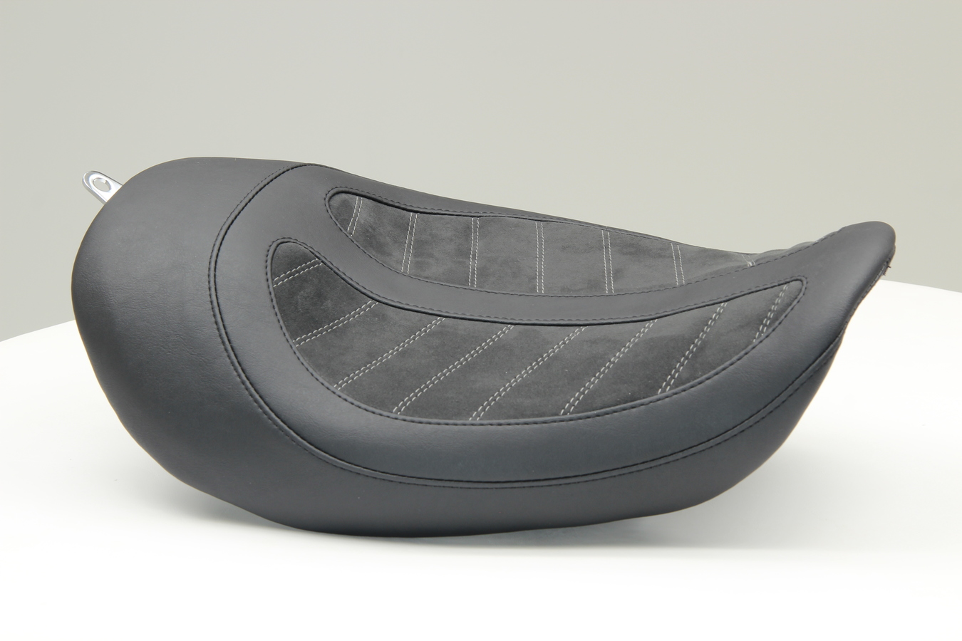 Signature Series Skyline Solo Seat by Fred Kodlin for Harley-Davidson Dyna 2006-